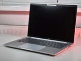O HP EliteBook 8 G1a 14 (fonte da imagem: Benjamin Herzig/Notebookcheck)