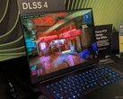 Razer Blade 16 na GDC 2025 executando Cyberpunk 2077 com DLSS 4 ativo (Fonte da imagem: Notebookcheck)