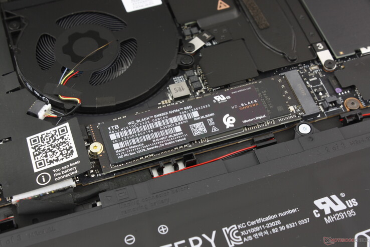 O modelo suporta até um SSD interno apenas