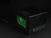 PC para jogos mini-ITX personalizado dentro do kit barebone ASRock Deskmeet X300. (Fonte da imagem: ETA Prime no YouTube, captura de tela)