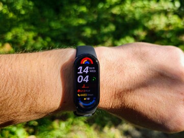 A tela da Smart Band 9 é muito fácil de ler sob o sol.