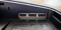 Direito: Trava de segurança Kensington, HDMI de 2,1 pol., 2x DisplayPort de 1,4 pol