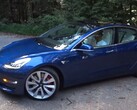 O Tesla Model 3 Performance 2018 é um excelente sedã com uma bateria de 75 kWh. (Fonte da imagem: Redline Reviews via YouTube)