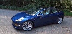 O Tesla Model 3 Performance 2018 é um excelente sedã com uma bateria de 75 kWh. (Fonte da imagem: Redline Reviews via YouTube)