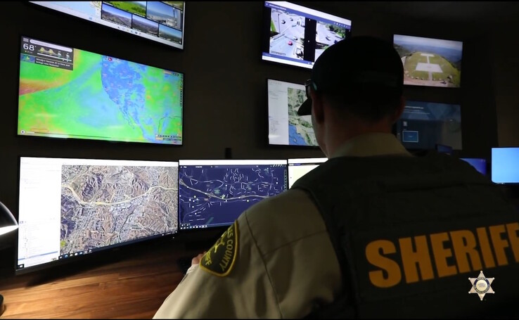 O LASD Watch Center permite que os delegados realizem patrulhas observando os feeds de câmeras ao vivo, identifiquem criminosos e atividades criminosas e enviem carros de patrulha. (Fonte da imagem: LASD no Facebook)