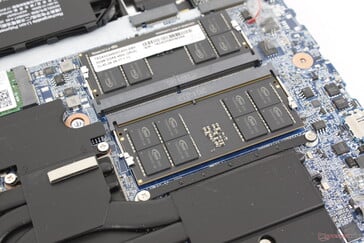 2 slots DDR5 SODIMM acessíveis