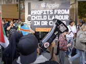 Apple iPhone 16: Protestos ocorreram em todo o mundo durante o lançamento, com Londres destacando as violações dos direitos humanos no Congo e em Gaza (Fonte da imagem: Youtube / Oinat)