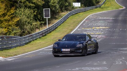 O protótipo do Porsche Taycan destruiu o tempo de pista do Tesla Model S Plaid em Nürburgring (Fonte da imagem: Porsche)