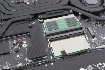 Quatro slots DDR5 SODIMM acessíveis