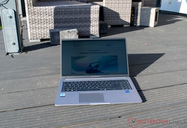 Asus ExpertBook P1 sob luz solar direta