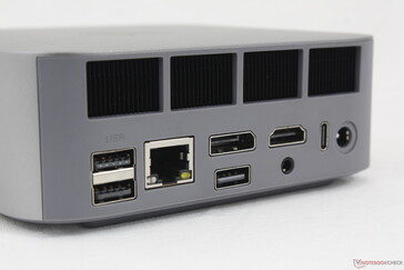 Traseira: USB-A 3.2 (10 Gbps), USB-A 2.0 (480 Mbps), RJ-45 (2,5 Gbps), DisplayPort 1.4 (4K@144), USB-A 2.0 (480 Mbps), HDMI 2.1 (4K@120), fone de ouvido de 3,5 mm, USB-C 4.0 com DisplayPort + Power Delivery (40 Gbps), adaptador CA