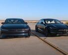 O confronto definitivo do dedão elétrico: o Lucid Air de US$ 250.000 enfrenta o Tesla Model S Plaid de US$ 111.000. (Fonte da imagem: Edmunds Cars via YouTube)
