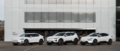 Polestar EVs em frente à sede da empresa em Gotemburgo, Suécia. (Fonte da imagem: Polestar)