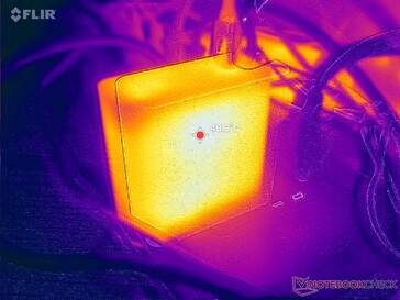 O adaptador CA atinge mais de 40 °C ao operar cargas exigentes