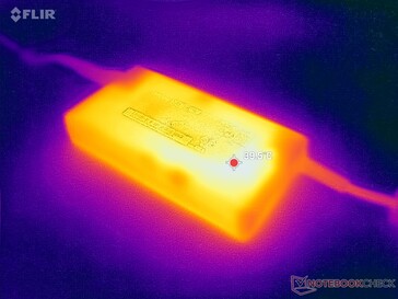 O adaptador CA atinge um pouco mais de 40 °C ao executar cargas exigentes