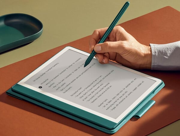 O Kindle Scribe 2024 está disponível em duas cores, incluindo Jade Metálico. (Fonte da imagem: Amazon)