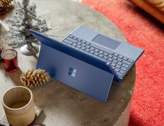 Atualmente, a Microsoft vende o Surface Pro com chipsets Intel Meteor Lake e Snapdragon X. (Fonte da imagem: Microsoft)