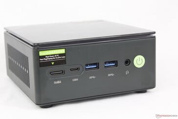 Frontal: OcuLink (PCIe4 x4), USB-C 4.0 com DisplayPort + Power Delivery, 2x USB-A 3.2 (10 Gbps), fone de ouvido de 3,5 mm, botão liga/desliga