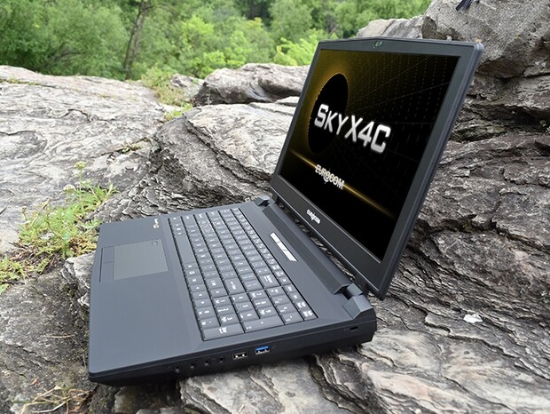 O Sky X4C era um monstro absoluto de laptop (Fonte da imagem: Notebookcheck)