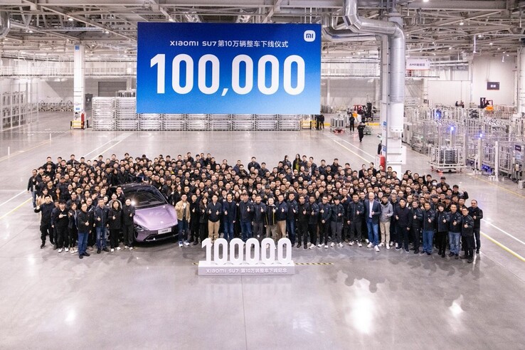 A equipe de EV da Xiaomi comemora quando seu 100.000º carro sai da linha de produção. (Fonte: Lei Jun via Twitter/X)