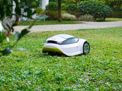 O cortador de grama robô GOMOW da HYgreen estará disponível para pré-venda em julho. (Fonte da imagem: HYgreen)