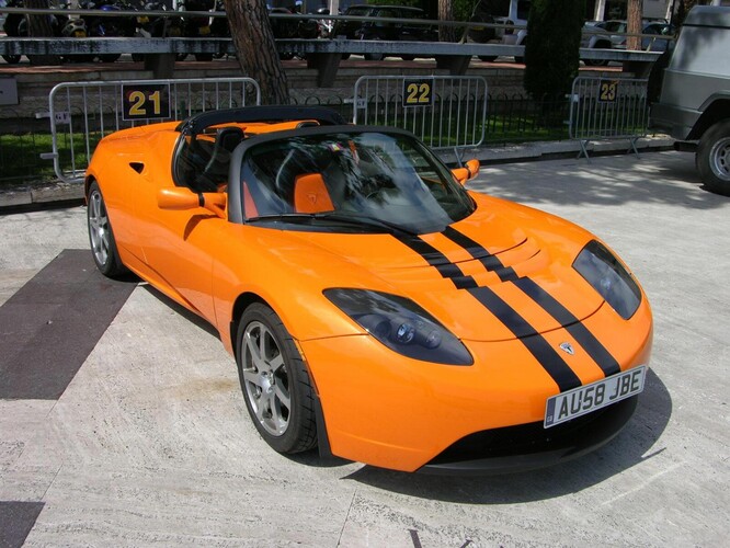 O Roadster original de 2008 foi o primeiro carro de produção da Tesla (Fonte: Wikimedia)