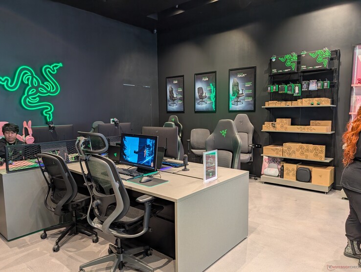 Área LAN para os usuários jogarem e experimentarem as cadeiras Razer