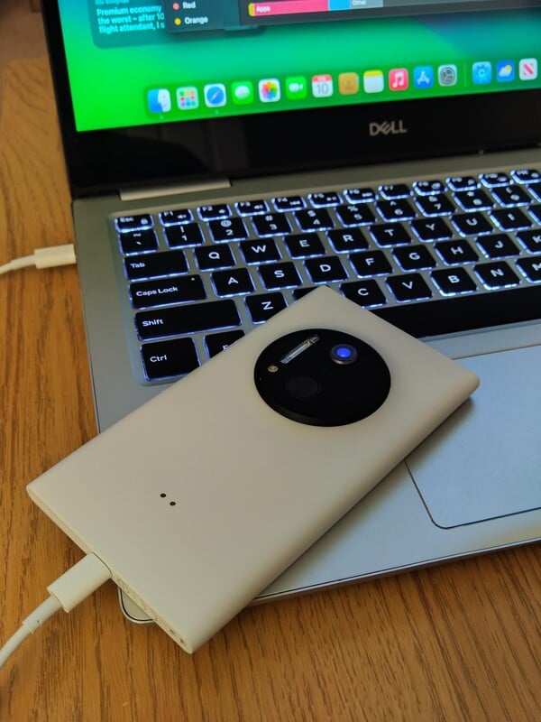 O LumiPhone tem uma porta Lightning, que substitui a porta micro USB do Lumia 1020. (Fonte da imagem: Reddit)