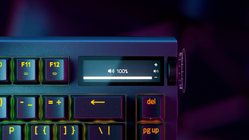 A tela OLED de 2 polegadas ao lado do botão de mídia no Razer BlackWidow V4 Pro. (Fonte da imagem: Razer)