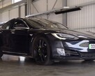 O Tesla Model S apresentado no último vídeo da AutoTrader registrou 430.000 milhas com sua bateria e motores originais. (Fonte: AutoTrader UK via YouTube)