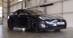 O Tesla Model S apresentado no último vídeo da AutoTrader registrou 430.000 milhas com sua bateria e motores originais. (Fonte: AutoTrader UK via YouTube)