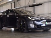 O Tesla Model S apresentado no último vídeo da AutoTrader registrou 430.000 milhas com sua bateria e motores originais. (Fonte: AutoTrader UK via YouTube)
