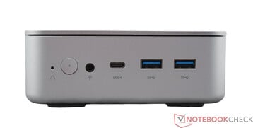 Frontal: Limpar CMOS, botão liga/desliga, conector de áudio, USB 4, 2x USB 3.2 Gen 2