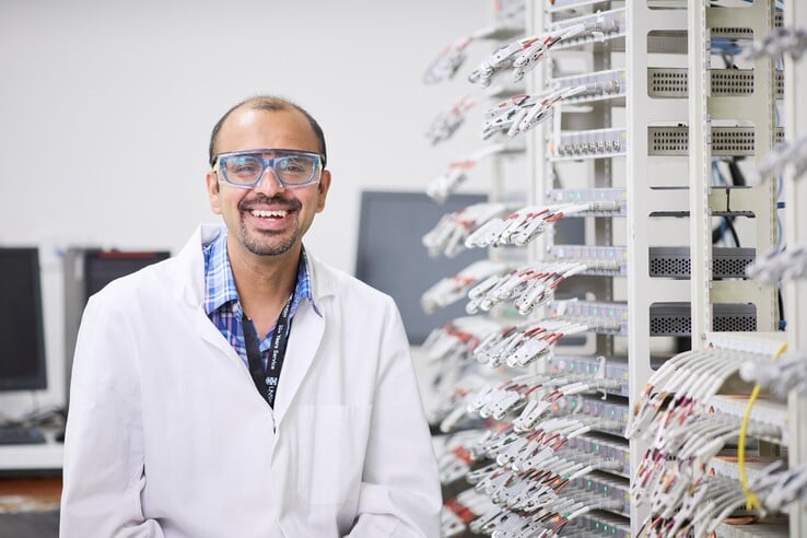 Neeraj Sharma, o principal pesquisador, é especialista em química de estado sólido, projetando novos materiais e investigando suas relações entre estrutura e propriedade. (Fonte da imagem: UNSW Sydney / Richard Freeman)