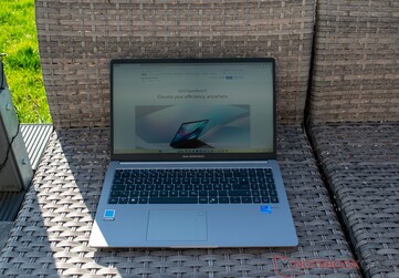 Asus ExpertBook P1 na sombra