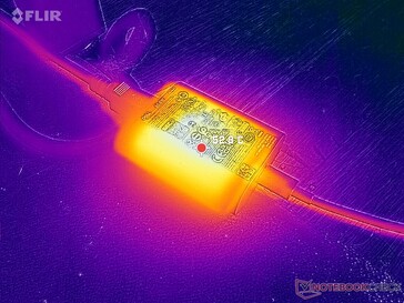 O adaptador CA pode esquentar bastante, a mais de 53 °C, ao executar cargas exigentes