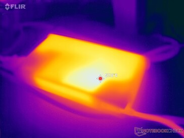 O adaptador CA atinge mais de 57 °C ao operar cargas exigentes