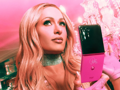 A Motorola apresenta o smartphone dobrável Razr Plus Paris Hilton Edition na cor rosa Paris. (Fonte da imagem: Motorola)