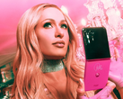 A Motorola apresenta o smartphone dobrável Razr Plus Paris Hilton Edition na cor rosa Paris. (Fonte da imagem: Motorola)