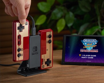 Os controles Famicom sem fio usam o Joy-Con do Switch para recarregar. (Fonte da imagem: Nintendo Japan on X)