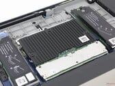 O módulo CAMM2 requer seu próprio dissipador de calor no Dell Pro Max 18 Plus (Fonte da imagem: Notebookcheck)