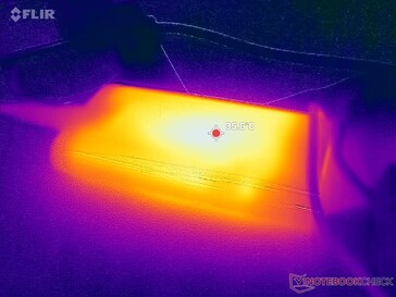 O adaptador CA atinge mais de 36 °C ao operar cargas exigentes