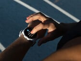 A funcionalidade da tela sensível ao toque agora deve ser respeitada em vários smartwatches Forerunner. (Fonte da imagem: Garmin)