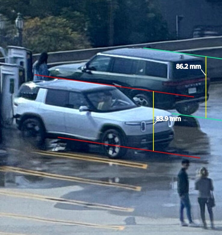 As imagens do suposto Rivian R2 mostram diferenças muito pequenas nas proporções do veículo, embora as imagens sejam de baixa qualidade e grande parte do R1S esteja obscurecida, dificultando as comparações. (Fonte da imagem: Reddit - editado)