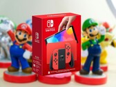 A Nintendo lançou o Switch OLED em outubro de 2021. (Fonte da imagem: Nintendo, Ryan Quintel no Unsplash, editado)