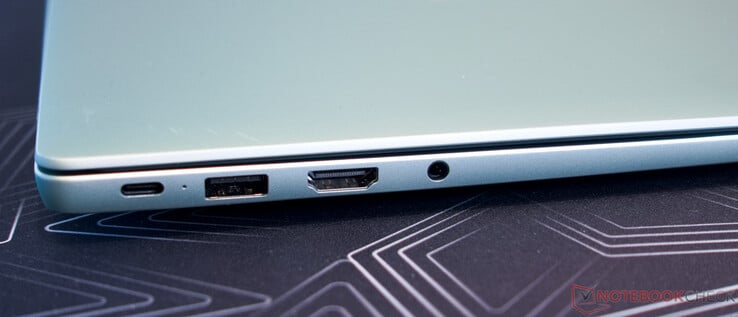 USB-C (dados, carregamento, DisplayPort), USB-A (3.2 Gen 1), HDMI, conexão de fone de ouvido de 3,5 mm