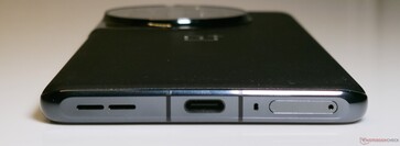 Parte inferior: Grade do alto-falante, USB 3.2 Gen 1 Type-C, microfone, bandeja do SIM