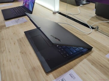 Lenovo ThinkPad X13 Gen 6: tampa da tela plana (fonte da imagem: Benjamin Herzig/Notebookcheck.com)