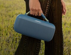 A alça flexível dá ao Bose SoundLink Max uma aparência de bolsa de mão (Fonte da imagem: Bose)