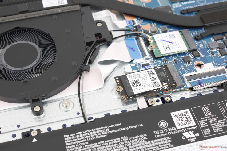 Embora o modelo seja fornecido com um SSD mais curto de 42 mm, o slot também pode suportar unidades de 80 mm de comprimento padrão. Não há opções de slot secundário